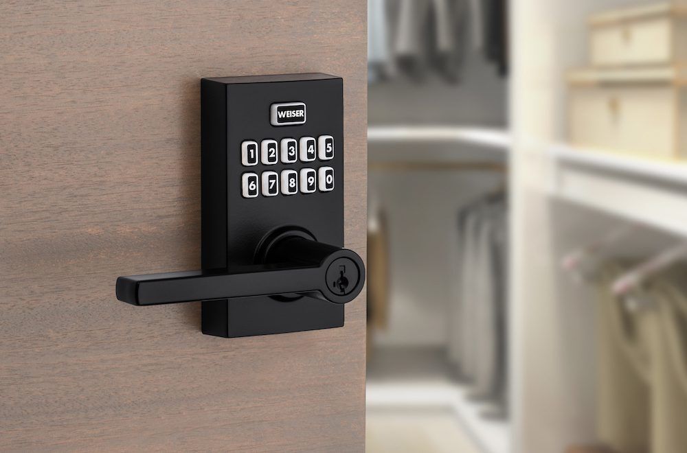Smartcode-10-lever-electronic-lock-featuring-smartkey-in-iron-black-lifestyle